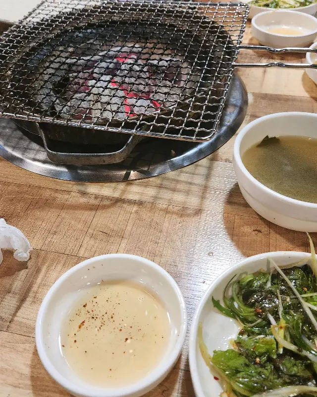 숯불과 밑반찬 세팅