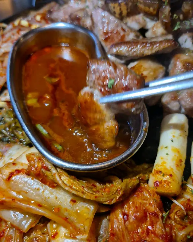 특제 소스에 찍어 먹는 고기