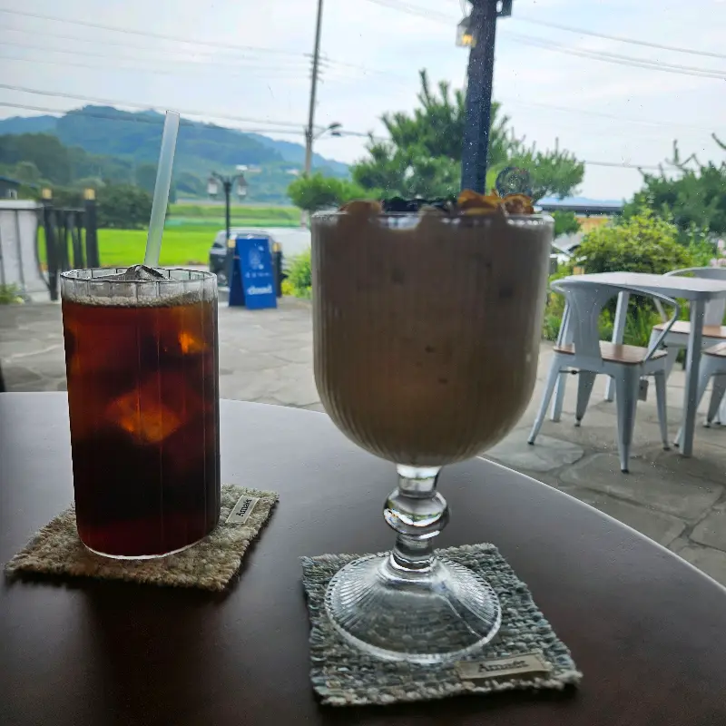 아이스 아메리카노와 인절미 빙수