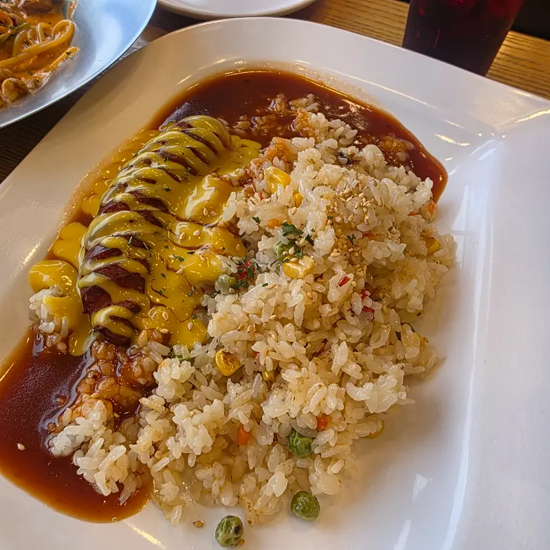 치즈 함박 오므라이스의 먹음직스러운 모습