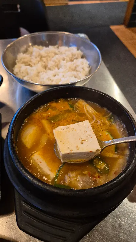 7시 이전 방문 시 제공되는 된장찌개와 밥