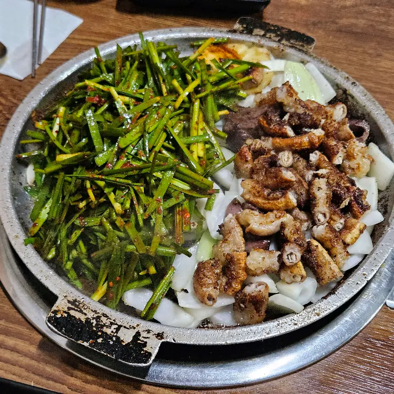 곱창, 감자, 양파, 부추가 가득 담긴 철판