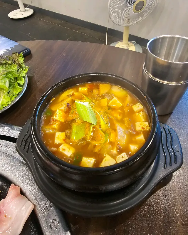 뚝배기에 담겨져 나온 김치찌개