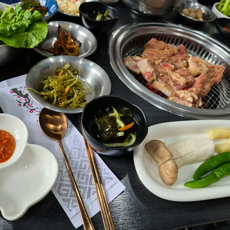 푸짐하게 차려진 밑반찬과 돼지갈비