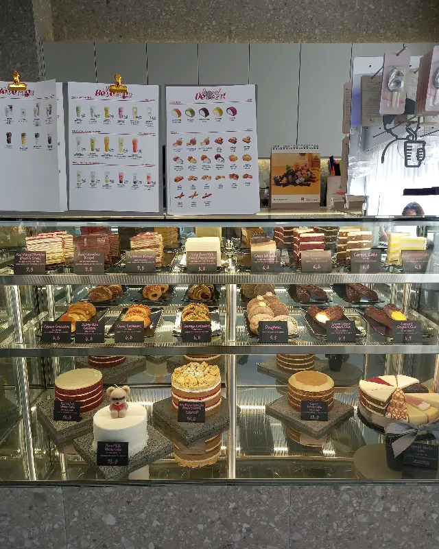 다양한 디저트가 진열된 쇼케이스