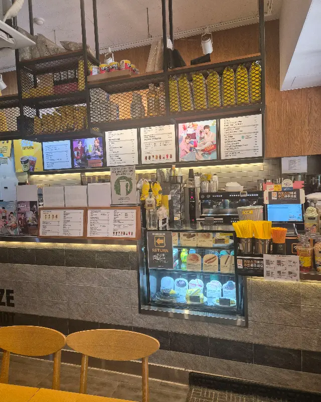 메가커피 내부 전경