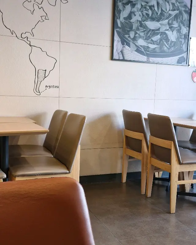 깔끔하고 편안한 공차 매장 내부