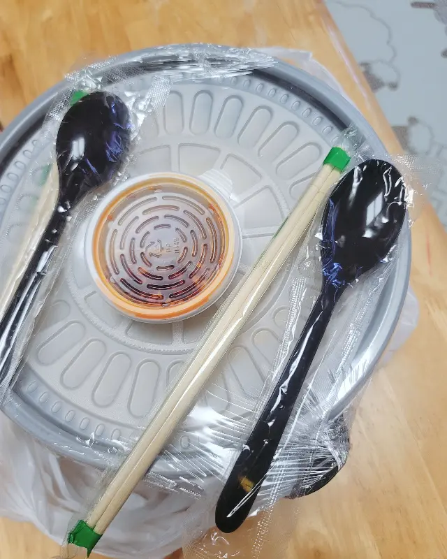 포장된 마라탕과 식기류