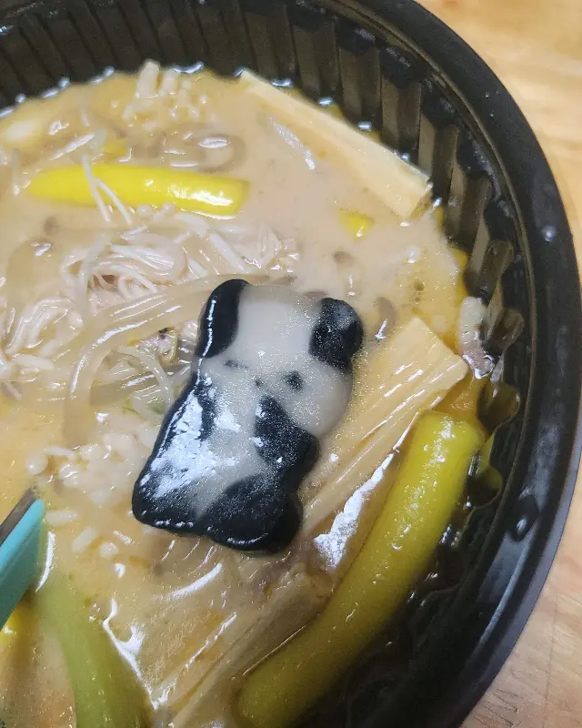 팬더 모양 분모자가 들어간 마라탕