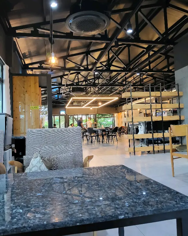 넓고 탁 트인 카페 내부의 모습
