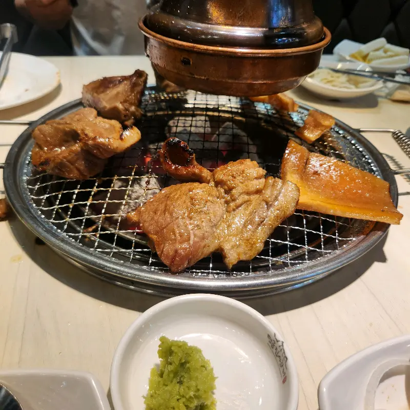 숯불 위에 올려진 돼지갈비