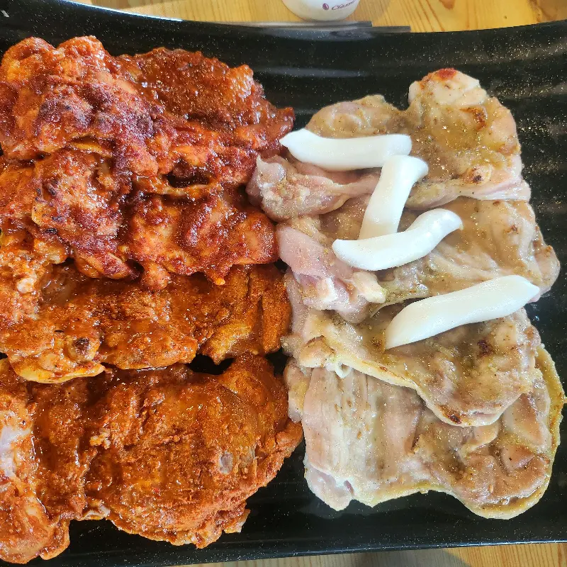 불판 위에서 익어가는 닭갈비