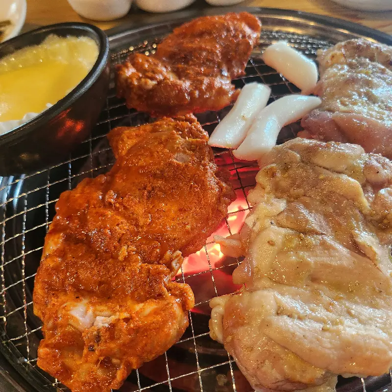 숯불닭갈비가 구워지는 모습