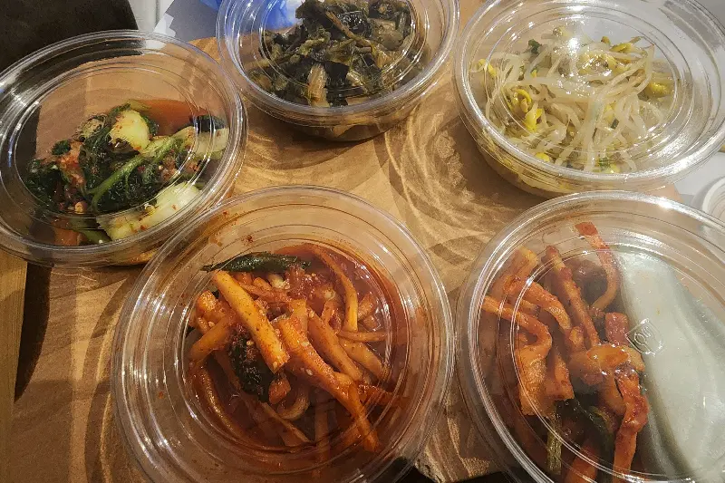 정갈한 반찬 포장