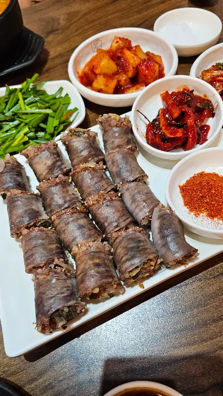 윤기가 좔좔 흐르는 순대 한 접시