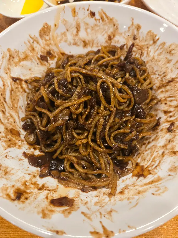 윤기가 흐르는 짜장면