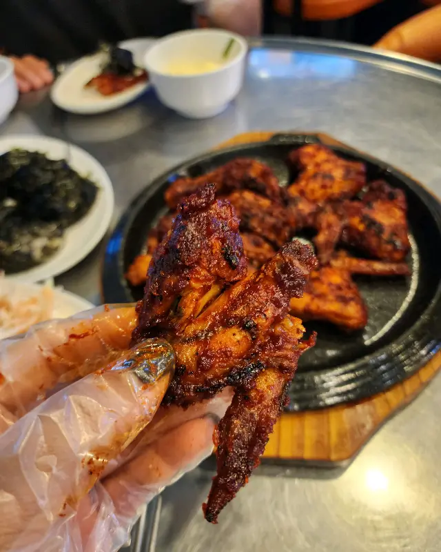 닭발을 손에 들고