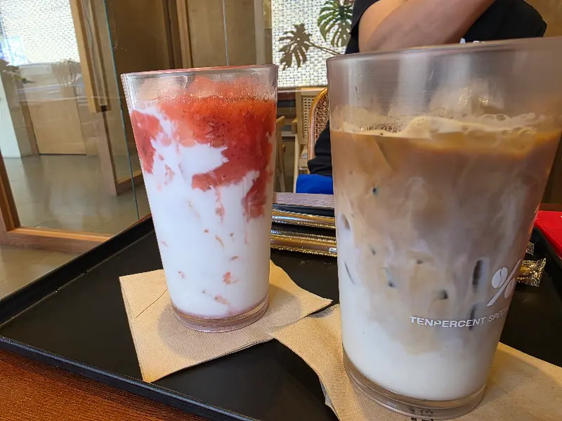 딸기라떼와 라떼의 모습. 컵에 텐퍼센트 로고가 새겨져있다.