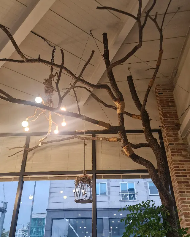 매장 천장에 설치된 독특한 조형물