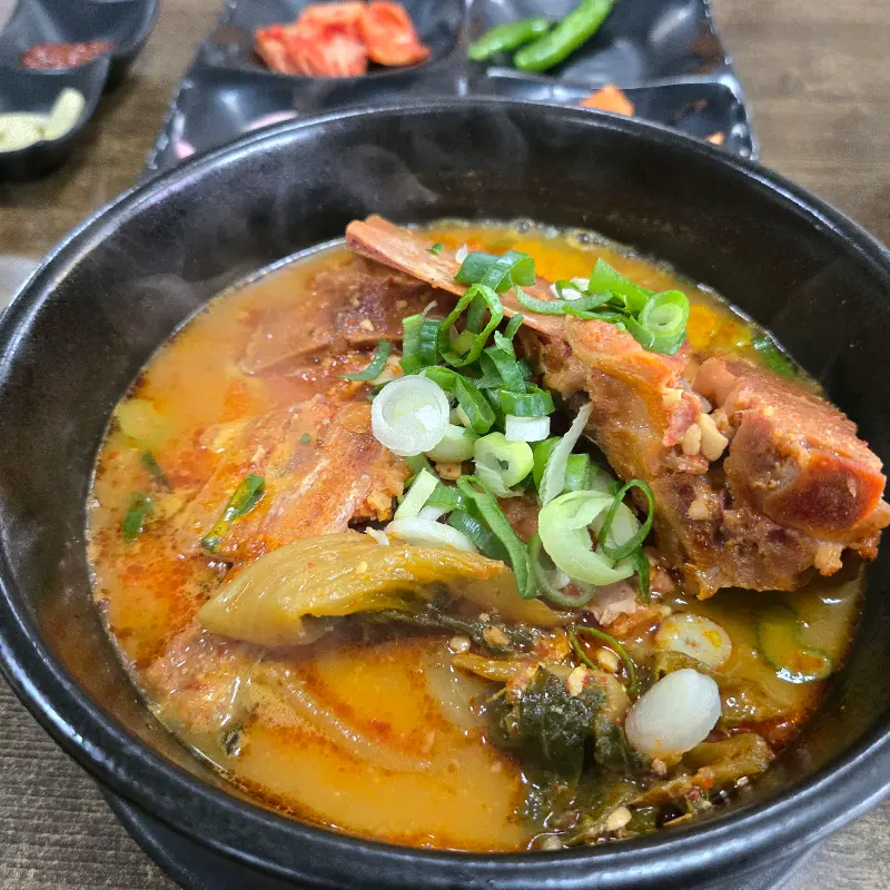 뚝배기 가득 담긴 뼈해장국의 모습