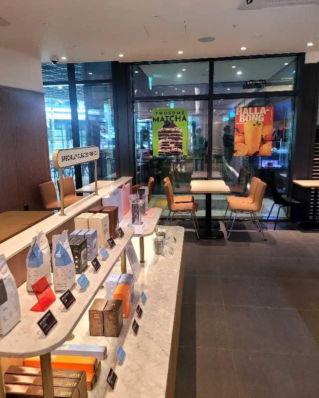 투썸플레이스 판교파미어스몰점의 넓고 쾌적한 내부