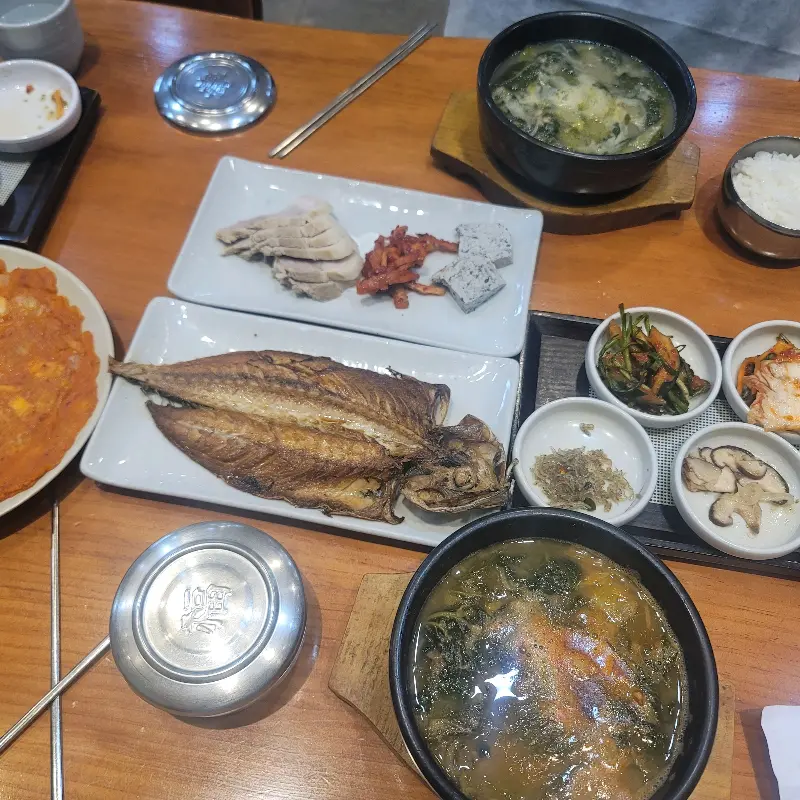 수육, 고등어, 추어탕 등 푸짐한 한 상