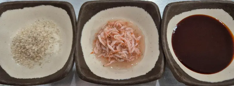 순대와 함께 제공되는 세 가지 소스