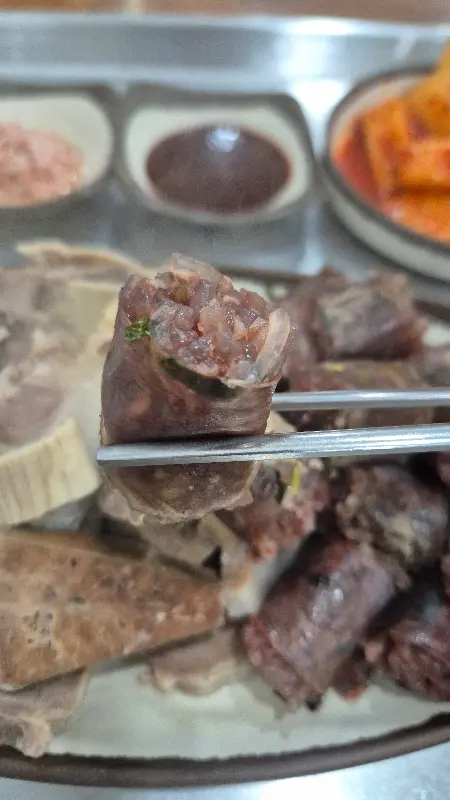 젓가락으로 집어 올린 순대