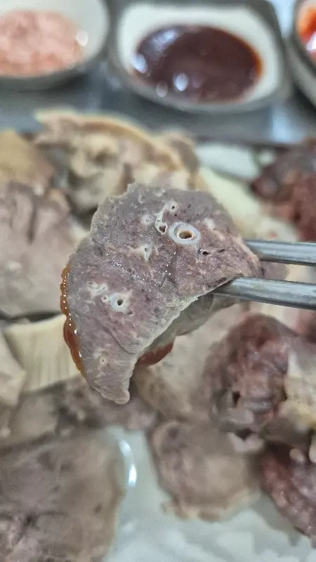 새우젓에 찍은 돼지 내장