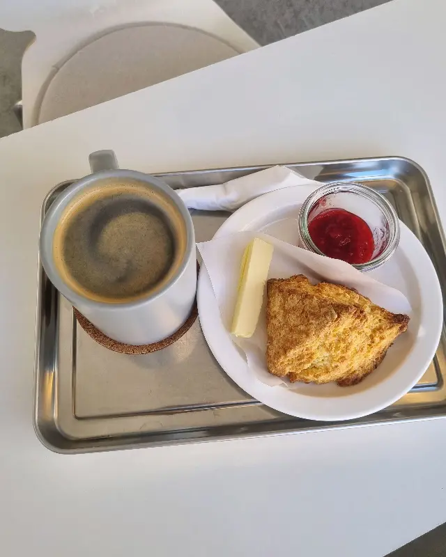 얼그레이 스콘과 커피