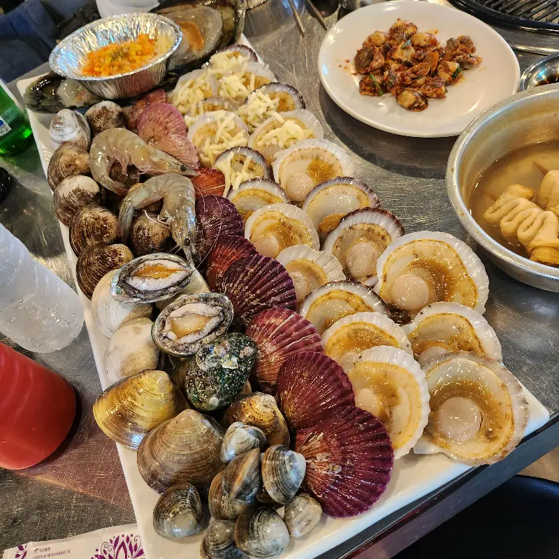 싱싱한 조개들이 가득 담긴 접시