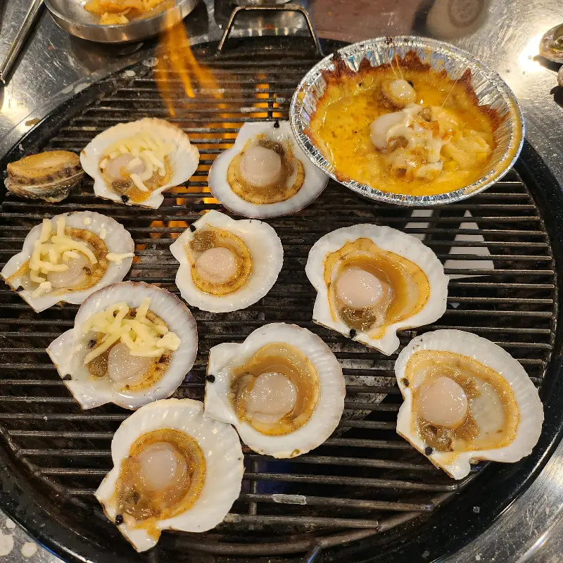 불판 위에서 익어가는 치즈 가리비