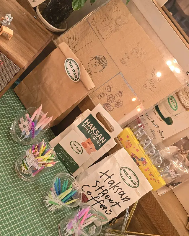 카페 내부의 테이블