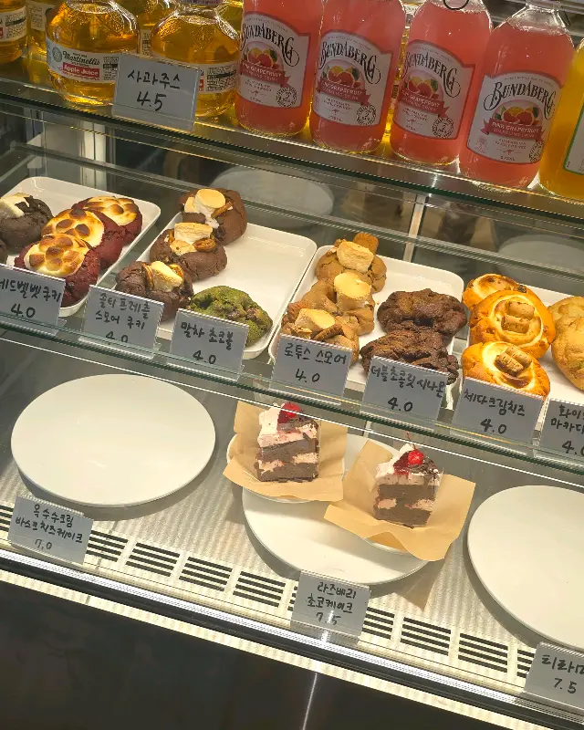 쇼케이스 안의 다양한 디저트