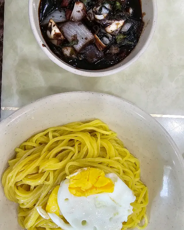 계란후라이가 올라간 짜장면