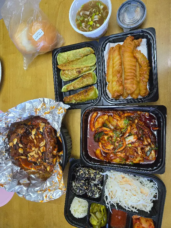 푸짐하게 포장된 뼈구이 세트