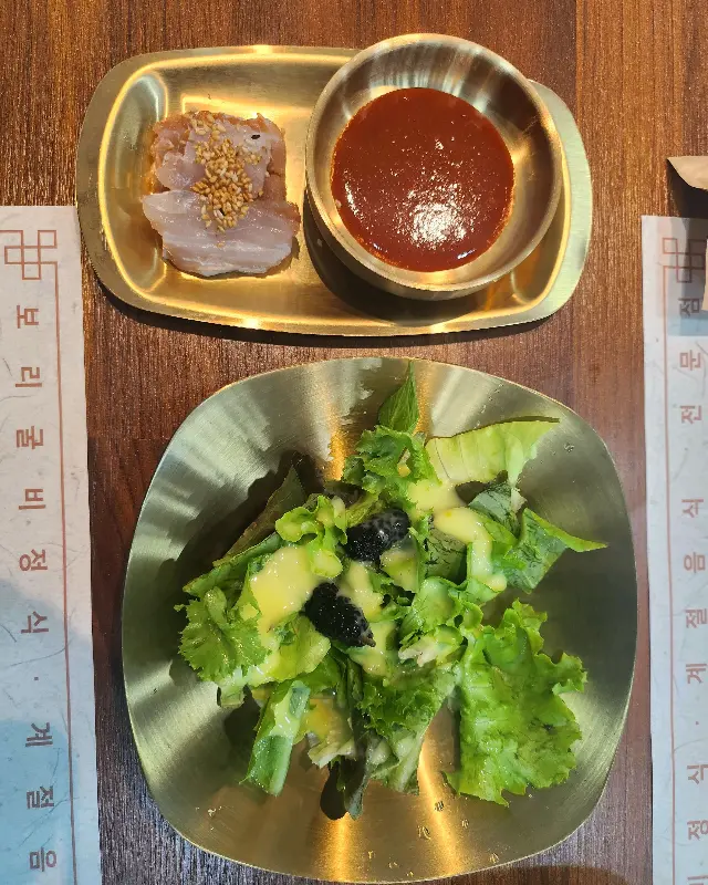 신선한 회와 샐러드가 입맛을 돋운다.