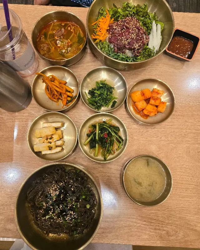 영남정 육회비빔밥의 아름다운 비주얼