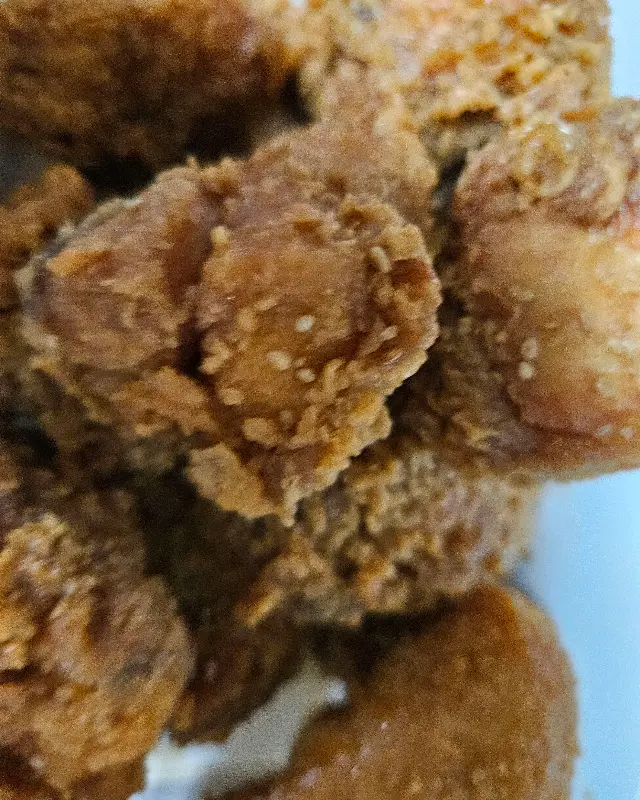 바삭하게 튀겨진 치킨 튀김옷의 디테일