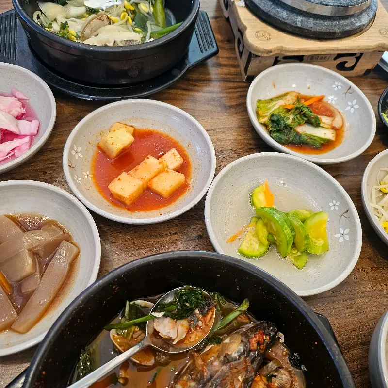 섬마을 식당 밑반찬 클로즈업