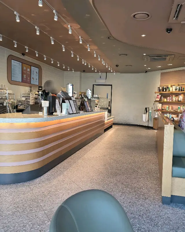 스타벅스 파주문산DT점 내부