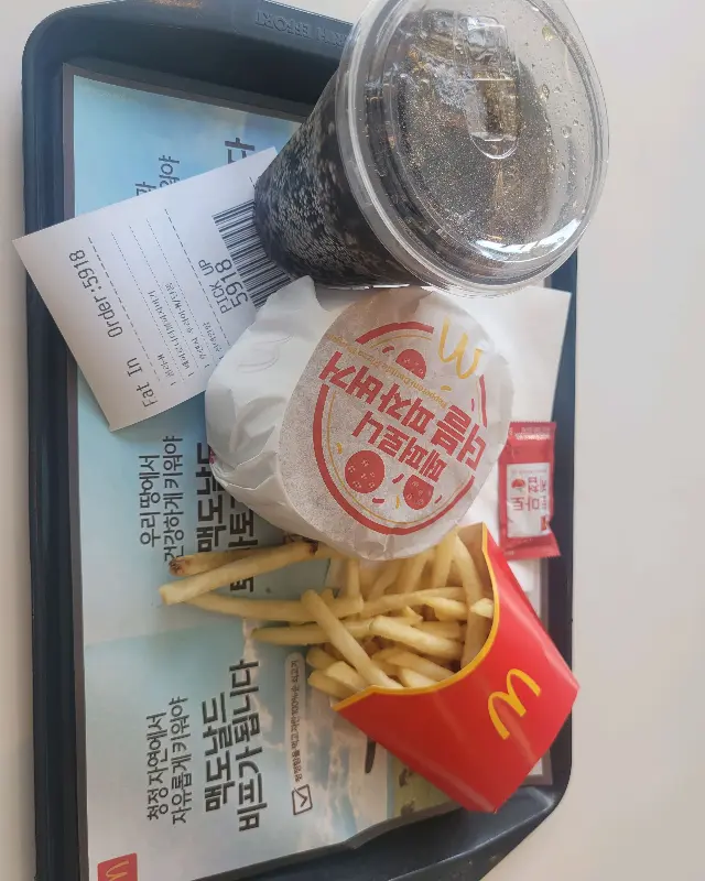 햄버거 세트와 영수증