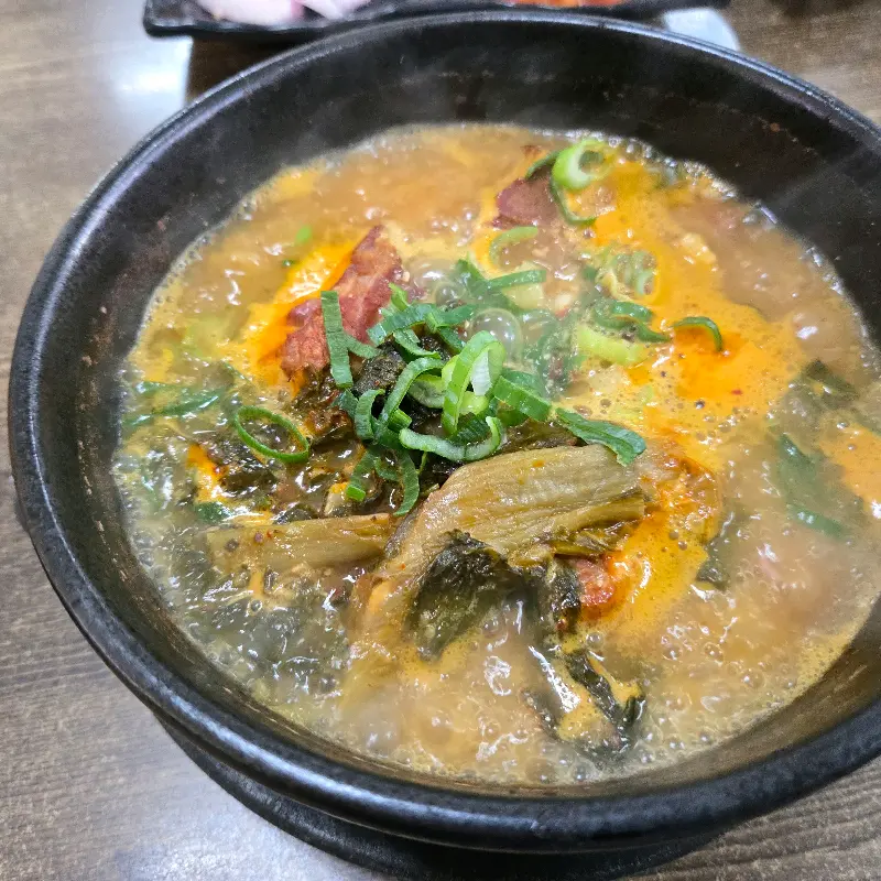 얼큰한 국물이 인상적인 뼈해장국