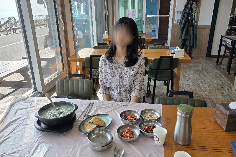 탁 트인 바다 전망을 자랑하는 남애창횟집 내부