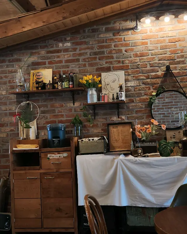 카페 내부의 벽돌 인테리어와 소품