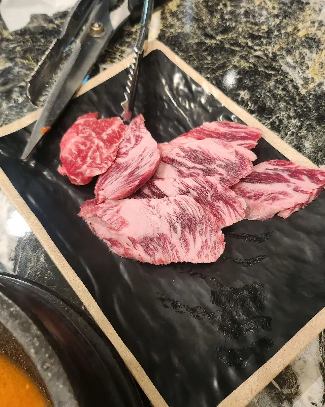 잘 구워진 고기를 자르는 모습