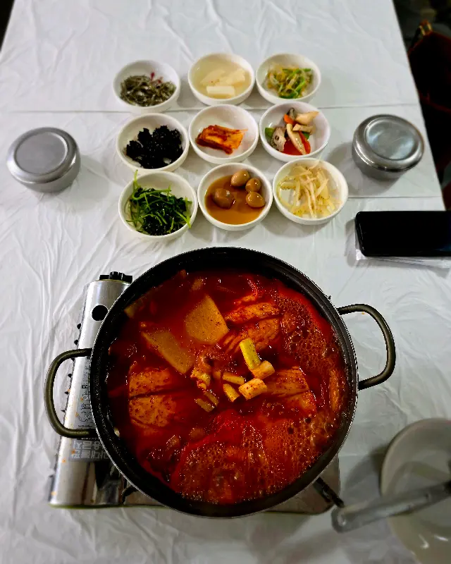 푸짐한 밑반찬과 갈치조림