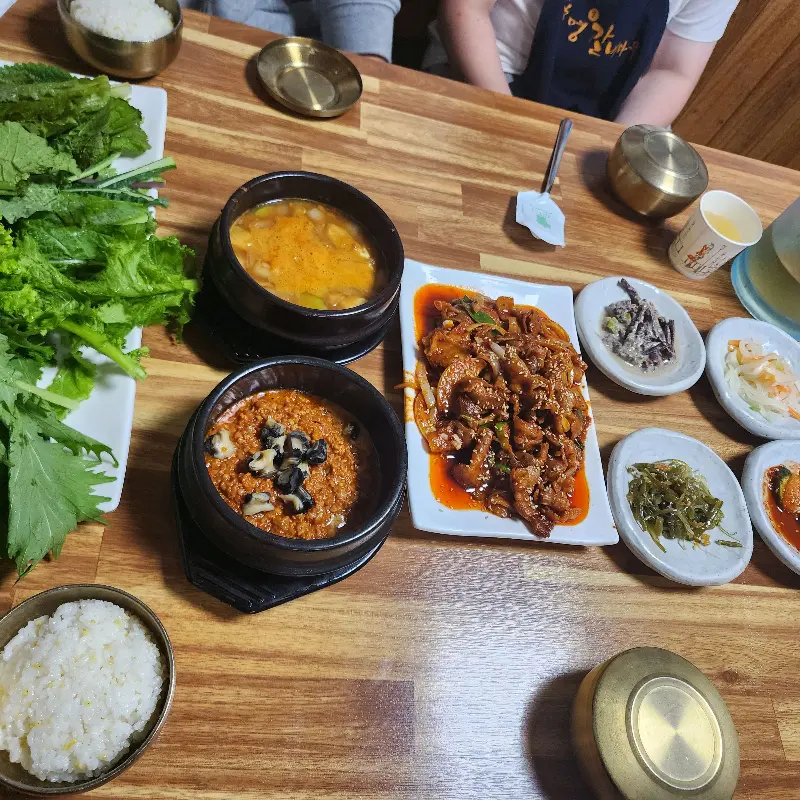 쌈채소, 밥, 제육볶음, 된장찌개, 우렁쌈장