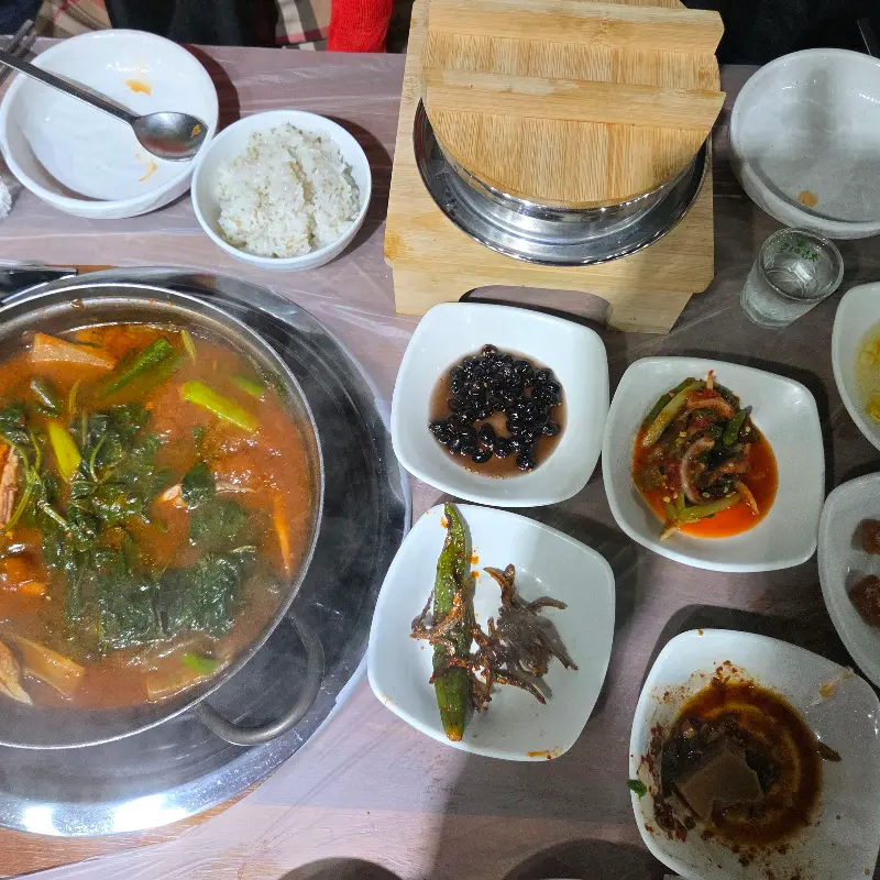 맛깔스러운 쏘가리 매운탕과 솥밥