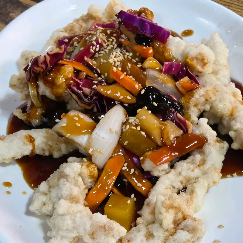 다채로운 채소가 곁들여진 탕수육